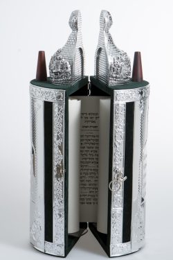 ⁦ספר תורה⁩ – תמונה ⁦2⁩